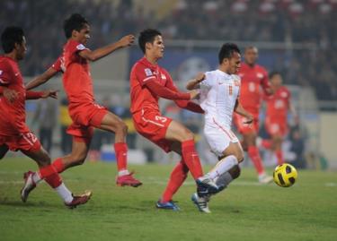 Singapore (áo đỏ) thua trận trước Việt Nam và phải rời AFF Cup 2010.