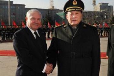 Bộ trưởng Quốc phòng Robert Gates (trái) công du Bắc Kinh. 
