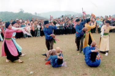 Múa lăn đàn tính của người Tày Văn Chấn.

