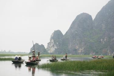 Khách tham quan khu du lịch sinh thái Vân Long (Ninh Bình).