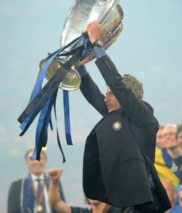 HLV Jose Mourinho (quốc tịch Bồ Đào Nha, dẫn dắt Inter Milan và Real Madrid trong năm 2010). 
