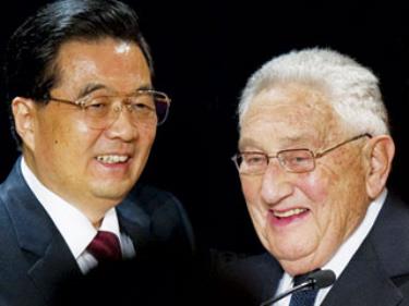 Ông Hồ Cẩm Đào (trái) và cựu Ngoại trưởng Mỹ Henry Kissinger trong buổi tiếp xúc ở Washington