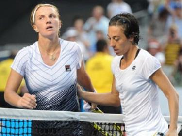 Tay vợt Svetlana Kuznetsova (trái) và Francesca Schiavone.