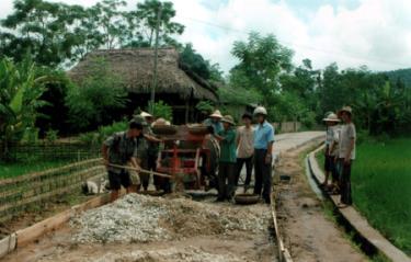 Làm đường liên thôn ở xã Mường Lai (Lục Yên).
(Ảnh: Ngọc Sơn)
