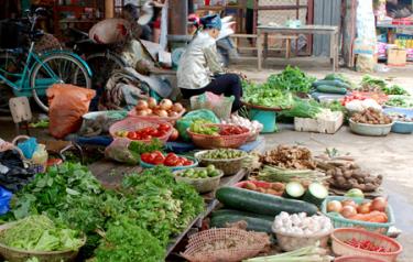 Việc đảm bảo các chỉ tiêu vệ sinh môi trường ở chợ Nông sản Mường Lò luôn được quan tâm. Ảnh MQ
