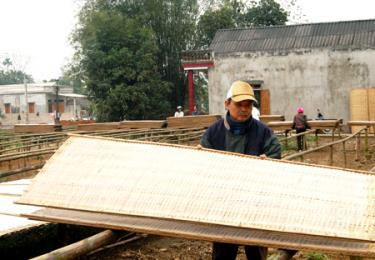 Thiếu vốn, thiếu nguyên liệu sản xuất nên gia đình ông Thịnh chỉ làm cho đỡ nhớ nghề.