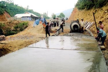 Nhân dân xã Suối Giàng (Văn Chấn) bê tông hóa đường liên thôn, bản. (Ảnh: Đức Hồng)