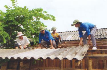 Thanh niên tình nguyện làm nhà cho gia đình chính sách tại xã Nậm Có (Mù Cang Chải) trong chiến dịch hè tình nguyện 2011.