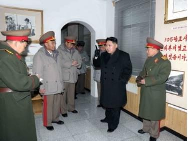 Ông Kim Jong Un (áo đen) tới thị sát Sư đoàn xe tăng Seoul Ryu Kyong Su 105 của quân đội.