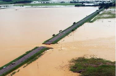 Một phần đường cao tốc ở Campos đã bị nước cuốn trôi chỉ sau vài ngày mưa lớn.