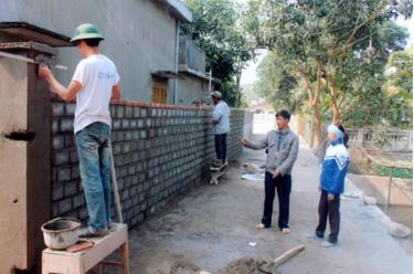 Nhiều người dân ở tuyến đường Ao Sen, phường Tân An phá bỏ bờ rào để làm đường giao thông.
