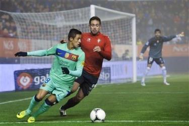 Alexis (áo xanh) đi bóng trước một cầu thủ Osasuna.