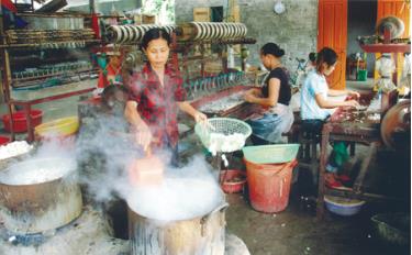 Các cơ sở kéo sợi tơ tằm ở Trấn Yên cho thu nhập kinh tế cao và giải quyết việc làm cho nhiều lao động. (Ảnh: Hoàng Đô)