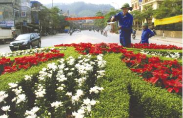 Bàn tay những công nhân Công ty Công trình và Môi trường đô thị Yên Bái đang chăm chút cho ngàn hoa khoe sắc.
(Ảnh: Thu Chung)