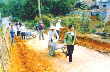 Nhân dân thôn Làng Qua, xã Báo Đáp kiên hóa đường giao thông trong thôn.