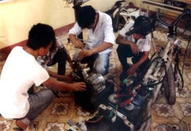 Thực hành sửa chữa xe máy tại Trường Trung cấp Nghề Nghĩa Lộ.