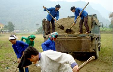 Hội viên nông dân đóng góp 56.724 ngày công trị giá trên 2 tỷ đồng sửa chữa, nâng cấp 477,5 km đường giao thông liên thôn, bản, 644,8 km kênh mương. Ảnh MQ