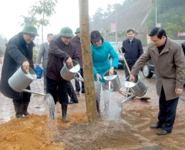 Các đồng chí lãnh đạo tỉnh cùng đông đảo nhân dân tham gia trồng cây đầu xuân.
