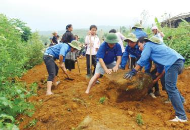 Tình nguyện mở đường giao thông lên vùng cao.