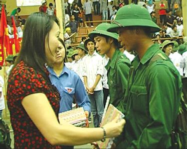 Lãnh đạo thị xã Nghĩa Lộ tặng quà tân binh trong đợt giao quân năm 2012.