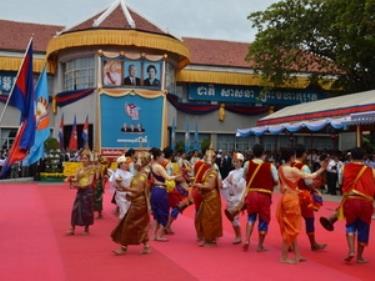Văn nghệ chào mừng kỷ niệm ngày chiến thắng 7/1.