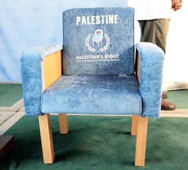 Chiếc ghế biểu tượng của Nhà nước Palestine trong chiến dịch vận động tại LHQ.