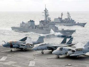 Hai tàu khu trục Nhật Bản (Phía sau)tập trận cùng với tàu sân bay Mỹ USS Kitty Hawk.