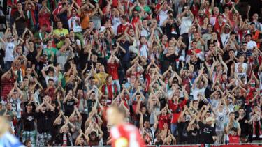 CĐV Hungary đả kích đội khách Israel trong trận đấu vòng loại World Cup 2014.