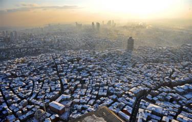 Một cơn bão tuyết phủ trắng Istanbul, thành phố lớn nhất Thổ Nhĩ Kỳ hôm 9.1, làm tê liệt giao thông và gây khó khăn cho đời sống của toàn bộ 15 triệu người sinh sống tại đây