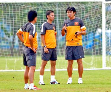 Ban huấn luyện của đội tuyển tại AFF Cup 2012 đều từ chối ngồi “ghế nóng” vì cách làm của VFF.