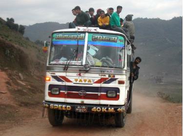 Xe khách ở vùng nông thôn Nepal.
