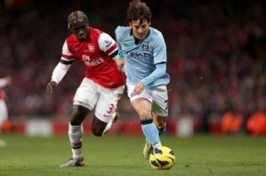 Tiền vệ David Silva (phải, Man.City) vượt qua hậu vệ Bacary Sagna của Arsenal.