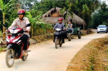 Nhịp sống mới trên đường làng ở Lục Yên.
