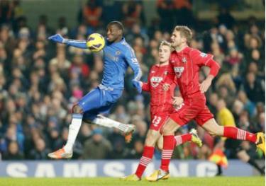 Demba Ba tăng tốc sự đeo bám của hàng phòng ngự Southampton.