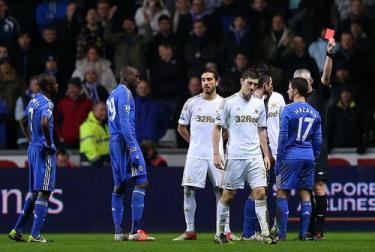 Eden Hazard bị truất quyền thi đấu do có hành vi bạo lực với cậu bé lượm bóng.