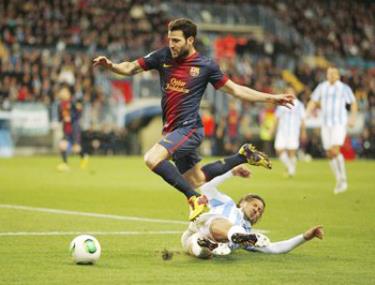Cesc Fabregas (trái, Barcelona) vượt qua hậu vệ Martin Demichelis của Malaga.