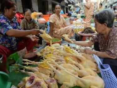Một quầy bán thịt gà tại chợ ở thủ đô Phnom Penh ngày 29/1.