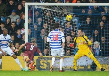 Thủ thành Julio Cesar (áo vàng) đã trở thành nhân vật chính trong màn trình diễn quả cảm của QPR trong trận Man.City gặp Queens Park R.