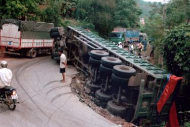 Một vụ tai nạn giao thông trên quốc lộ 70.