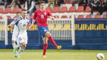 Milos Veljkovic (15) trong màu áo U21 Serbia.