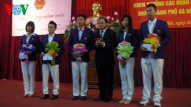Ông Phạm Quang Nghị chúc mừng các vận động viên xuất sắc