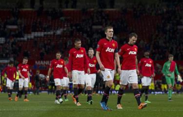 Sự thất vọng của các cầu thủ M.U khi bị Swansea loại khỏi Cúp FA.