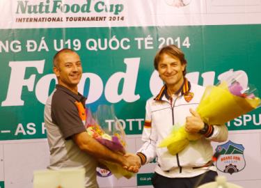 Hai HLV Graechen và Alberto de Rossi gặp gỡ trước trận đấu.