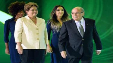 Chủ tịch Sepp Blatter (phải) và Tổng thống Brazil Dilma Roussel.
 

