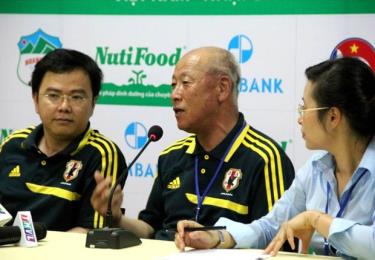 HLV Suzuki Masakazu (giữa) phát biểu trong buổi họp báo.