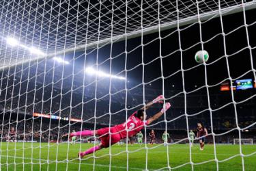 Fabregas nhân đôi cách biệt cho Barcelona từ chấm phạt đền
