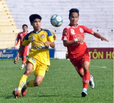 Đội bóng cũ từ chối, không trả lương 1 năm qua, tiền vệ Đức Thiện (phải) vẫn có nguy cơ vắng mặt V-League 2014 do VFF chưa đưa ra quyết định
