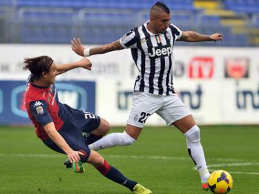 Tiền vệ Arturo Vidal (phải, Juventus) vượt qua hậu vệ Cagliari.
