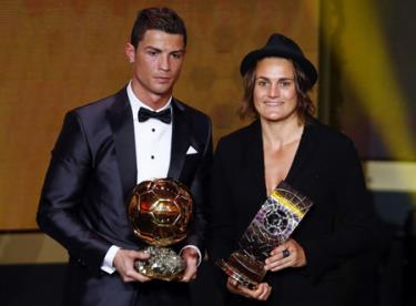 Cristiano Ronaldo (trái) và Nadine Angerer cùng chia nhau danh hiệu Quả bóng vàng FIFA nam và nữ 2013.