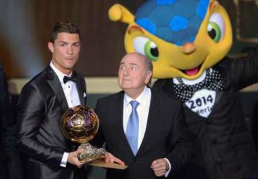 Ông Blatter trao Quả bóng vàng 2013 cho Ronaldo.
